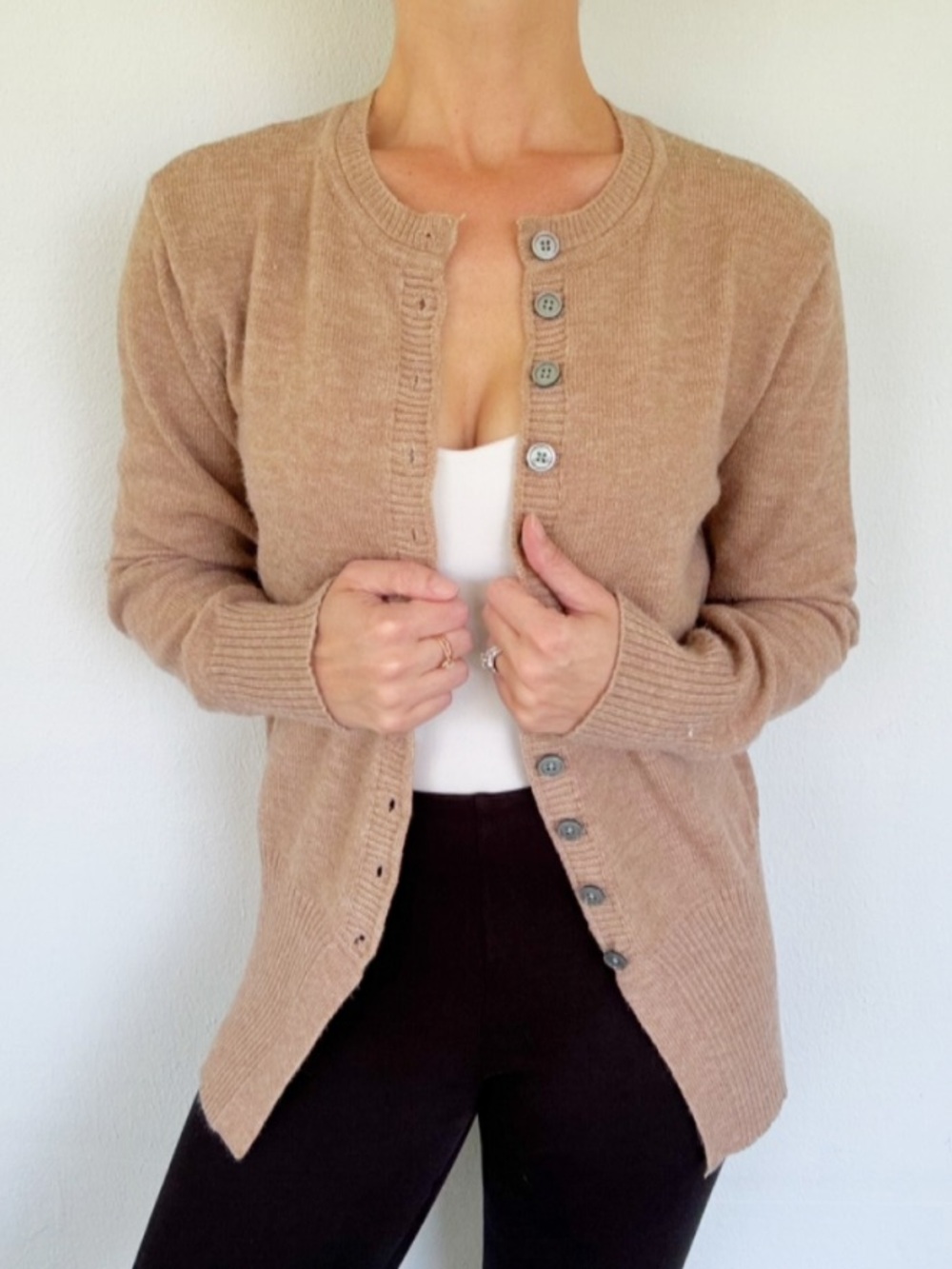 Tan stretchy ribbed knit crewneck button up front cardigan sweater size medium